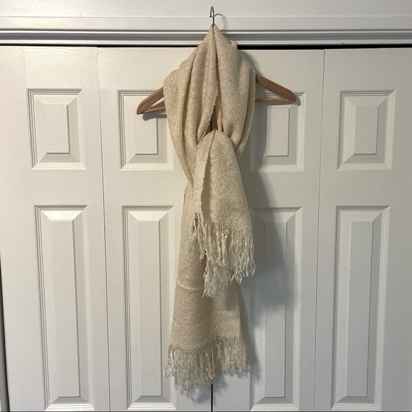 Cozy white scarf - Picture 1 of 3